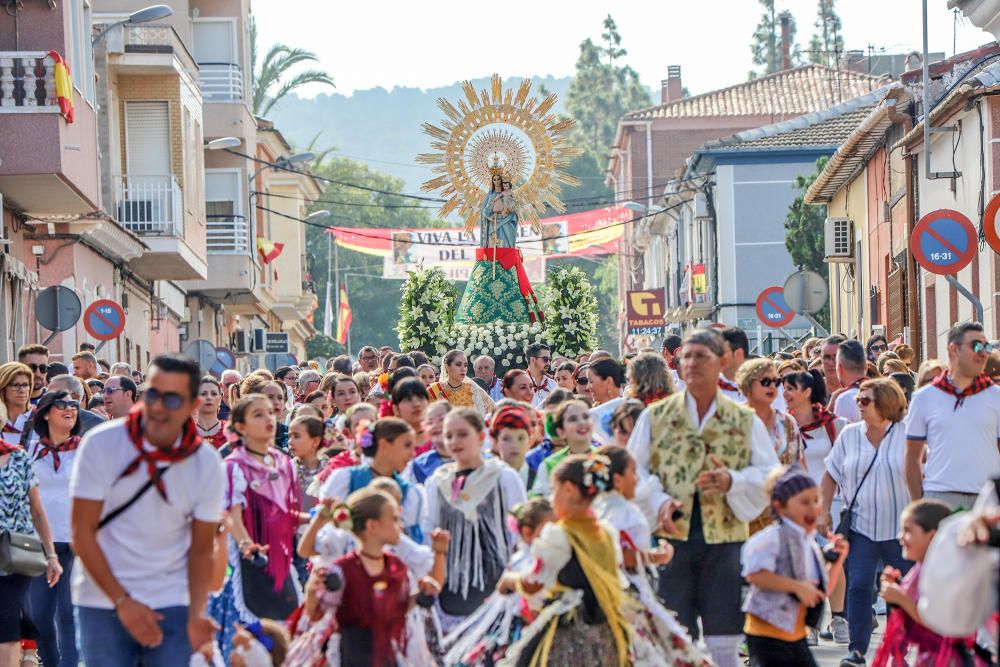 Benejúzar ha acogido el traslado de la patrona desde su santuario y un acto de homenaje a la Señera, en el día de la Comunidad Valenciana