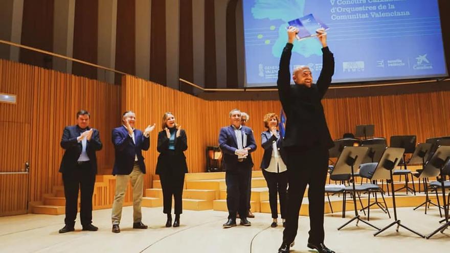 Pablo Marqués con el galardón del concurso musical.