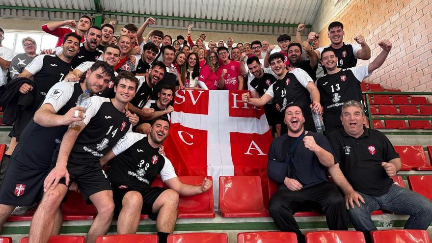 Jugadores, directivos y aficionados del Handbol Sueca celebran el ascenso.