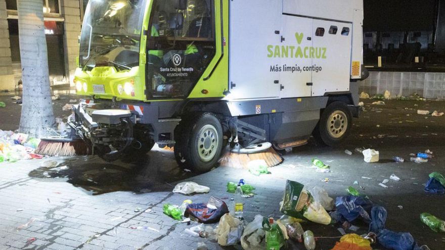 Un vehículo de recogida de basura de Santa Cruz durante el Carnaval.