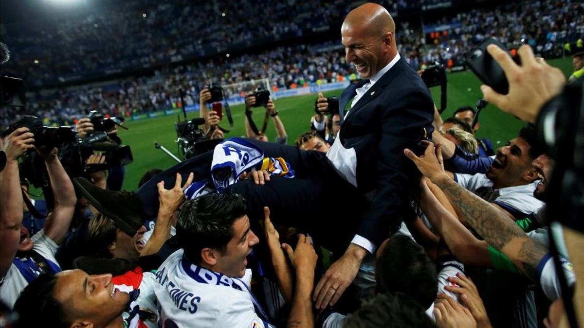 Zidane es manteado por los jugadores blancos al término del partido