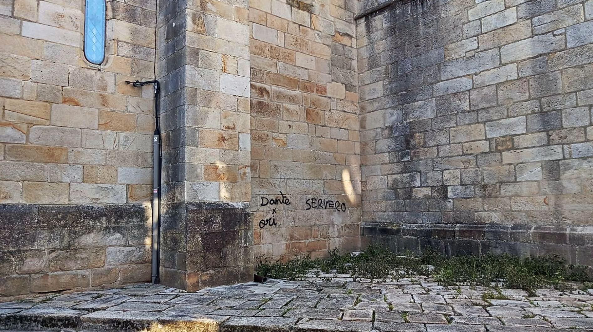 Pintadas en la excolegiata.  