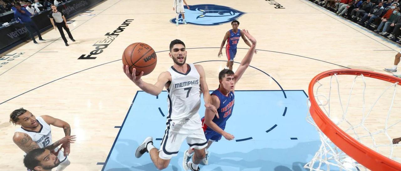 Santi Aldama ejecuta una bandeja en pleno vuelo en el choque que enfrentó a los Memphis Grizzlies ante los Detroit Pistons. | | E. P.