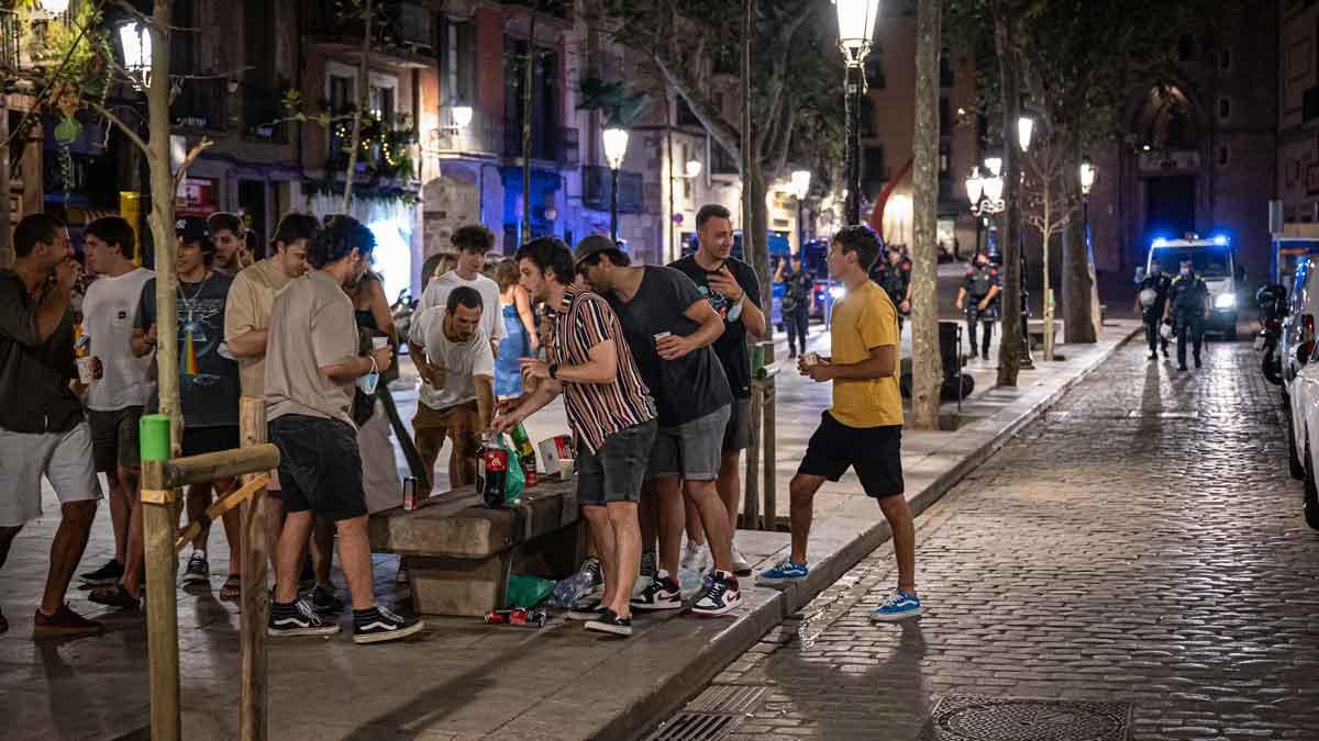 Botellón en el paseo del Born, en Barcelona, a finales del mes de agosto