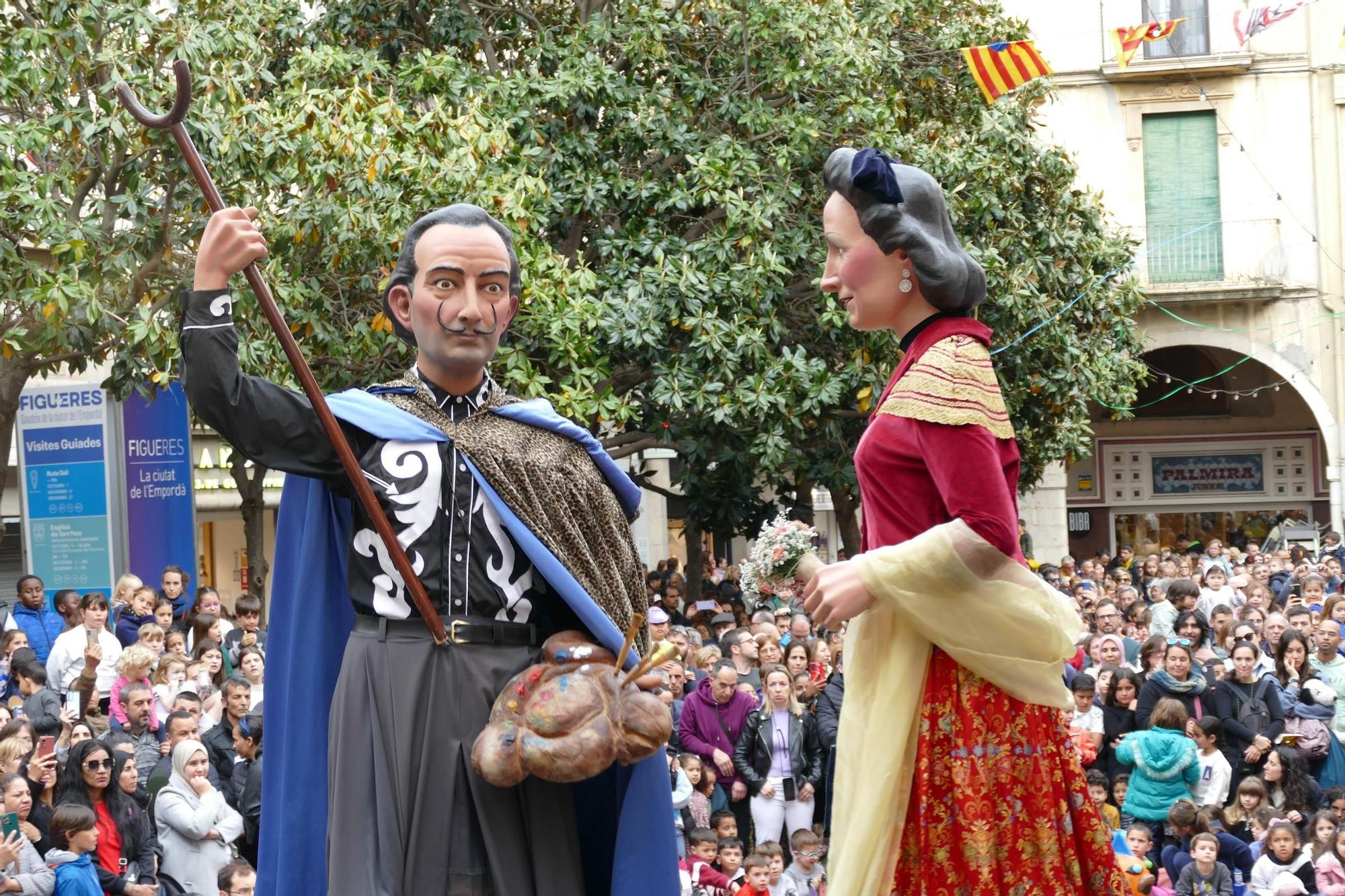 El seguici popular i el pregó del periodista Carles Pujol donen el tret de sortida a les Fires i Festes de la Santa Creu
