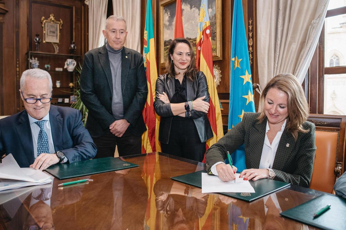 Un momento de la firma de la compra de las dos parcelas ante el notario.