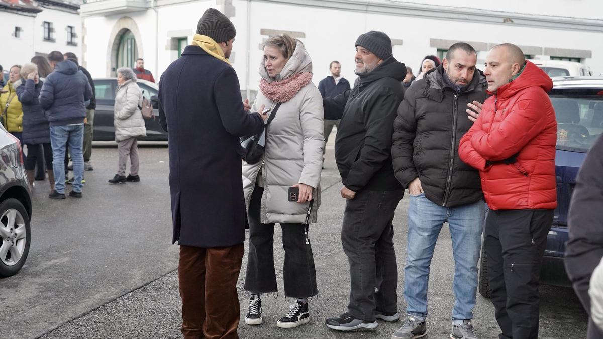 Vecinos de Villamanín antes de la reunión del viernes.