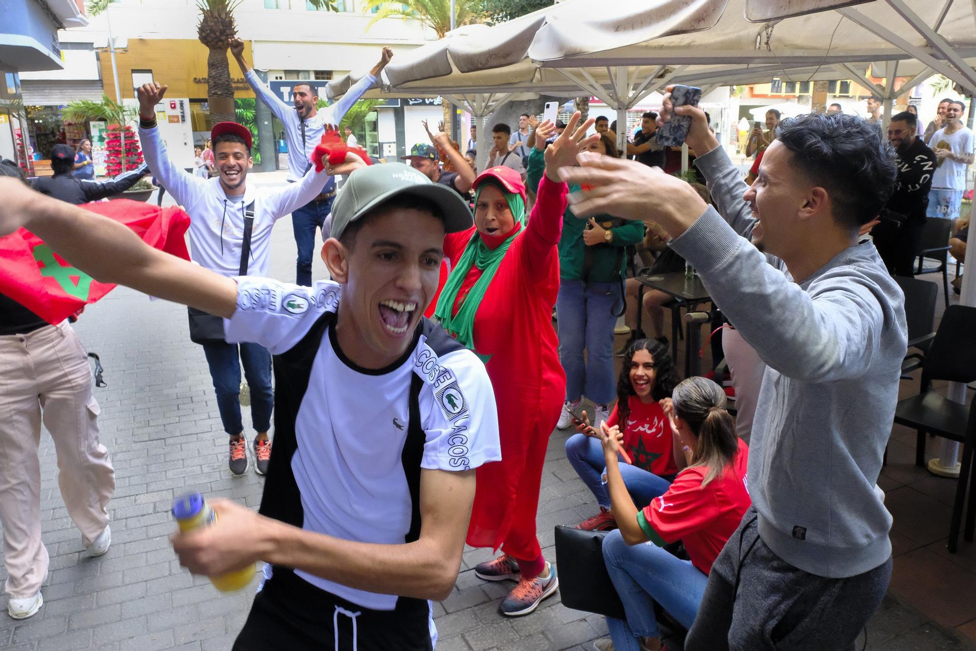 Aficionados de Marruecos celebrando en Gran Canaria la histórica victoria ante Portugal