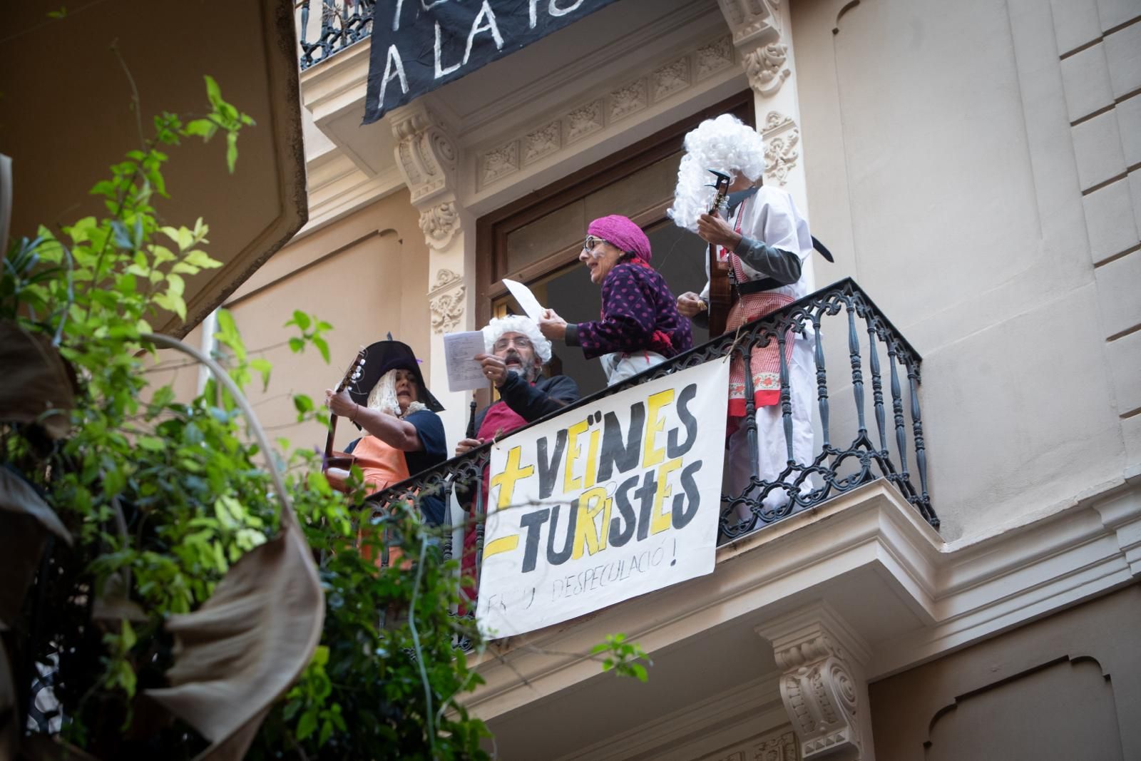 Performance para detener un desalojo en Ciutat Vella