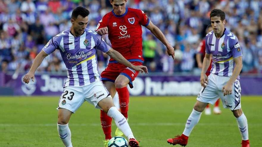 Óscar Plano protege el balón ante Pere Milla.