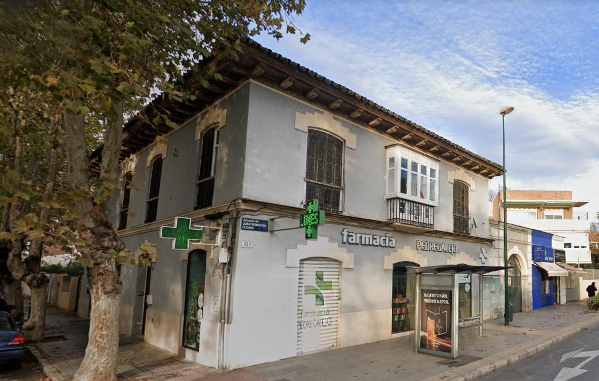 Edificio de la farmacia, en Juan Sebastián Elcano, sin protección arquitectónica.