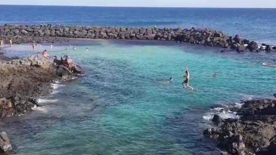 Un joven equilibrista sobre el mar anima la tarde a los bañistas en Lanzarote