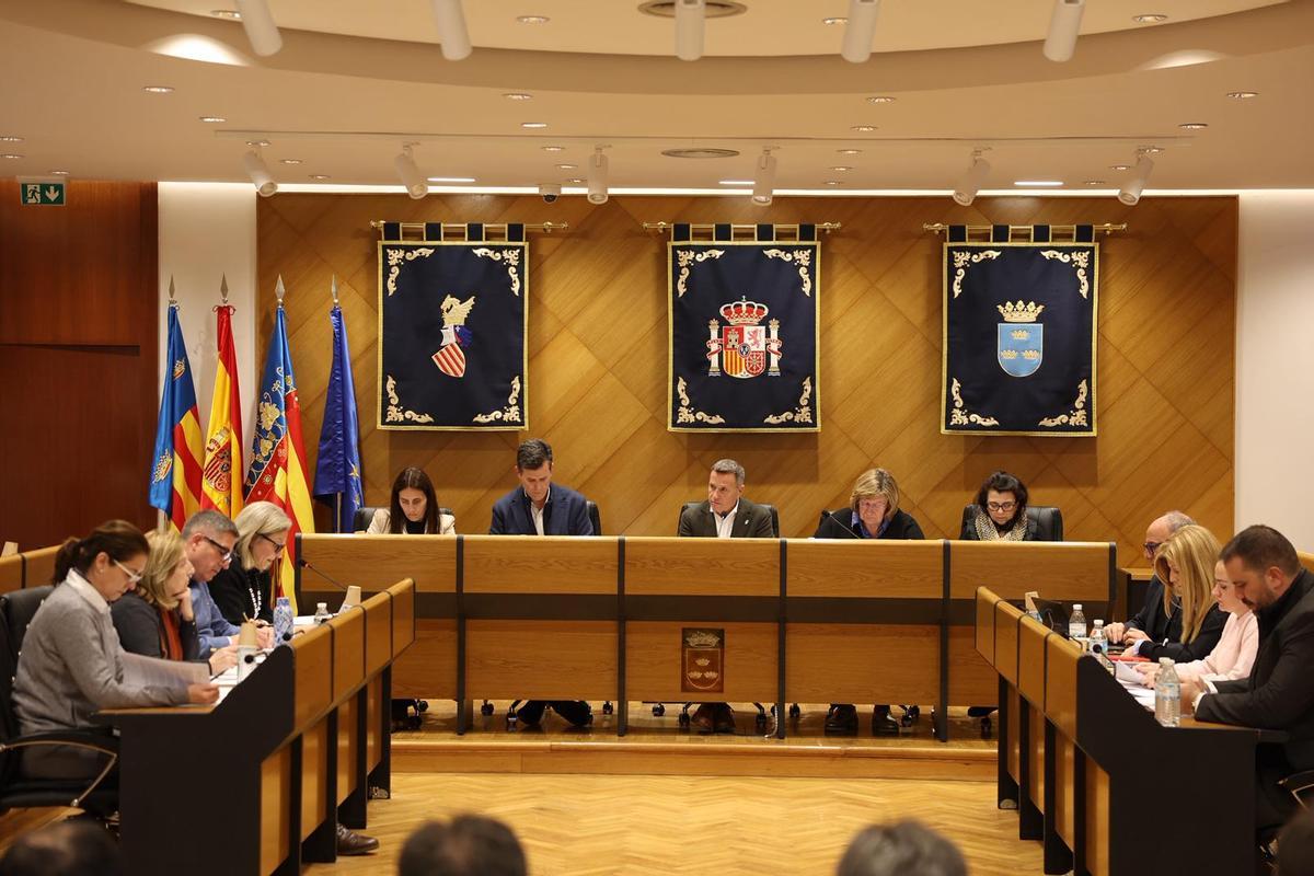 La corporación municipal de Burriana, durante el pleno de marzo, en el que se aprobaron inversiones superiores a tres millones de euros para proyectos estratégicos de la ciudad.
