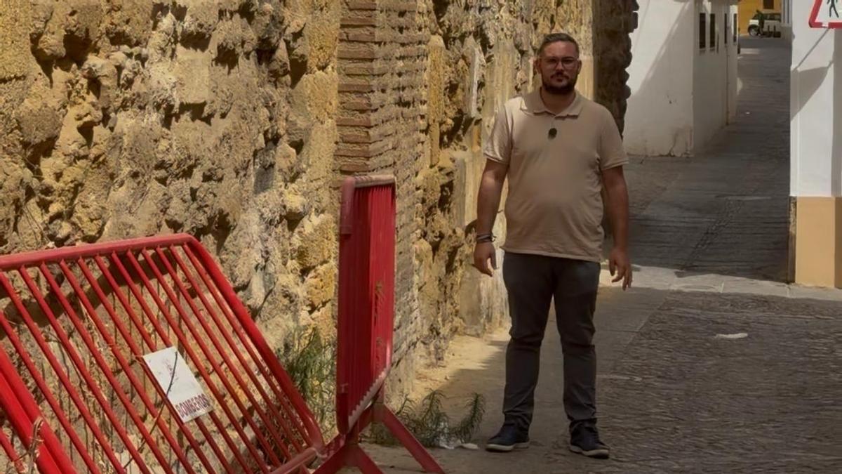 El concejal Iván Fernández muestra el estado de la muralla de la calle Adarve.