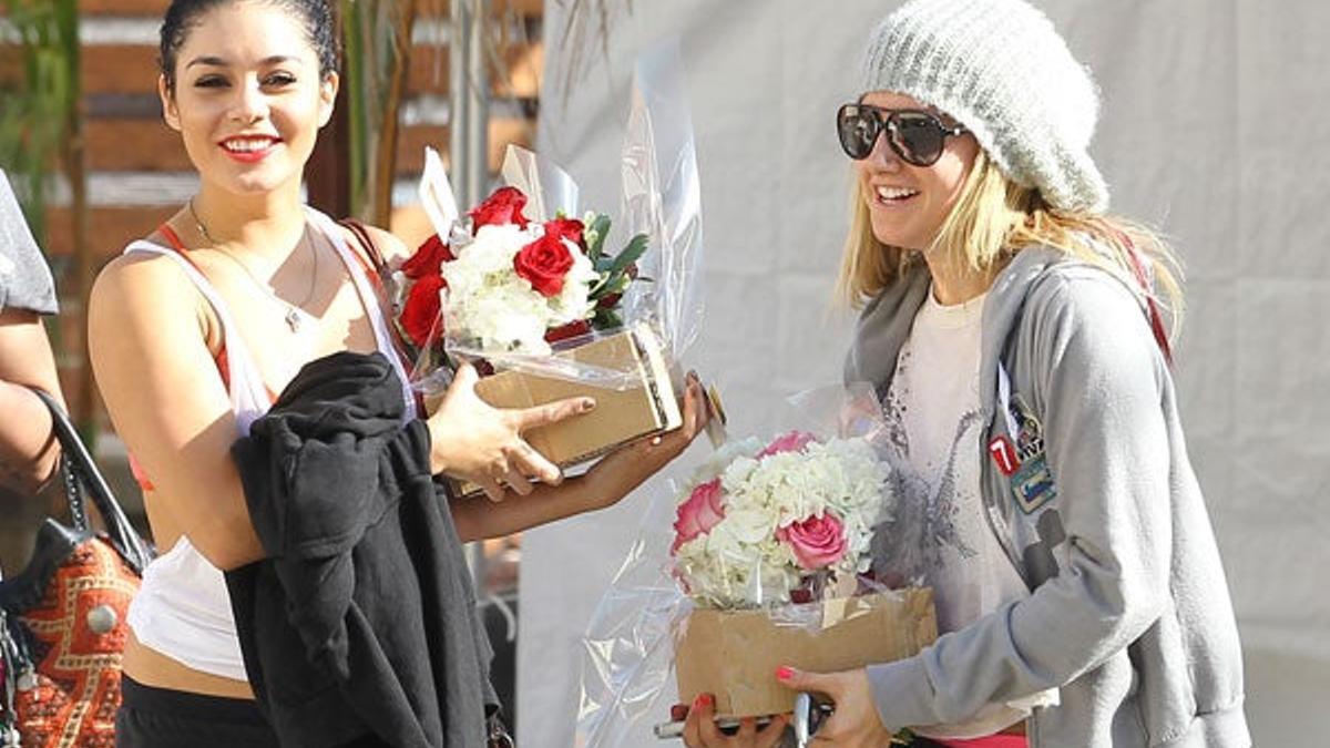 Vanessa Hudgens y Ashley Tisdale, de compras