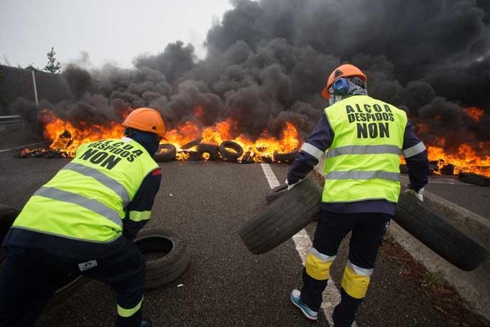 Empleados de Alcoa cortan la A8 en Ribadeo