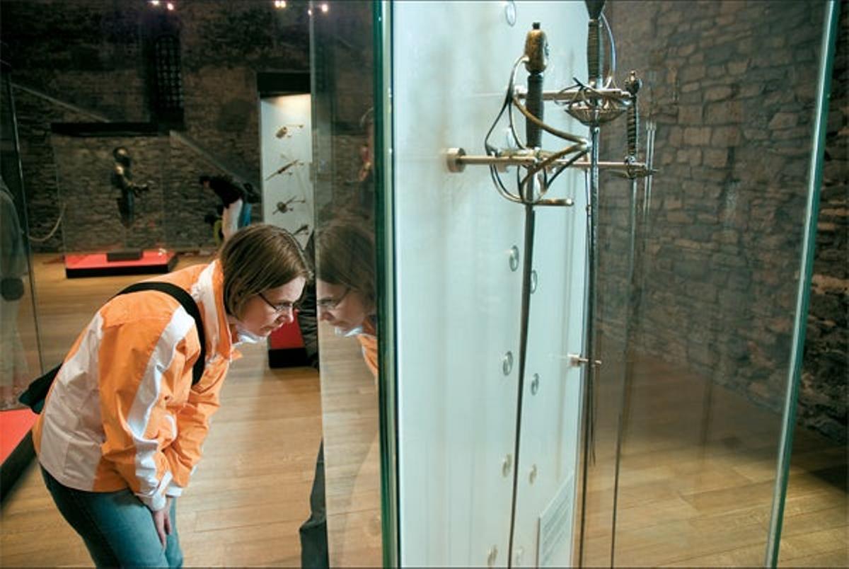 El Castillo de los Condes exhibe en su interior una destacable colección de armaduras medievales qu
