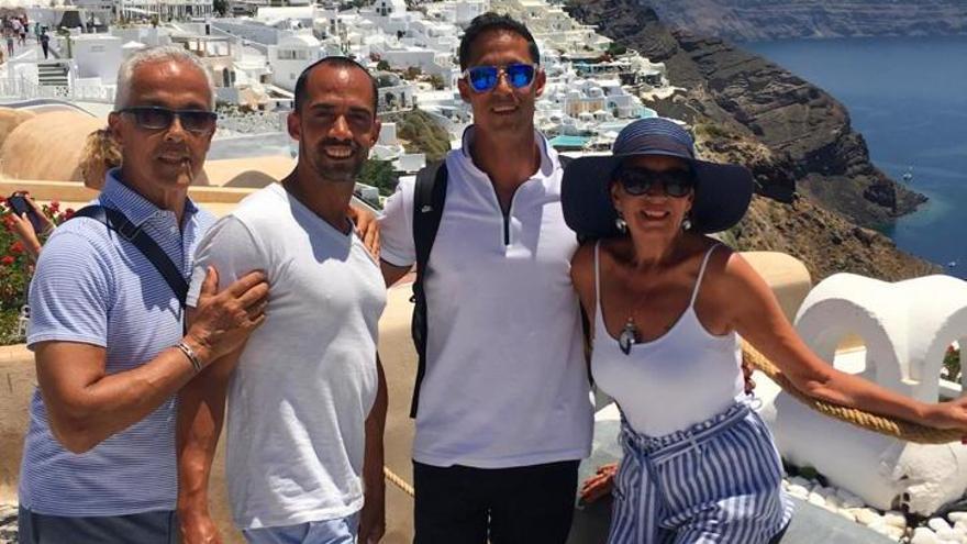 Rosi Dávila, junto a su marido Migue Rivero y sus hijos Mircha y Néstor, en Santorini.