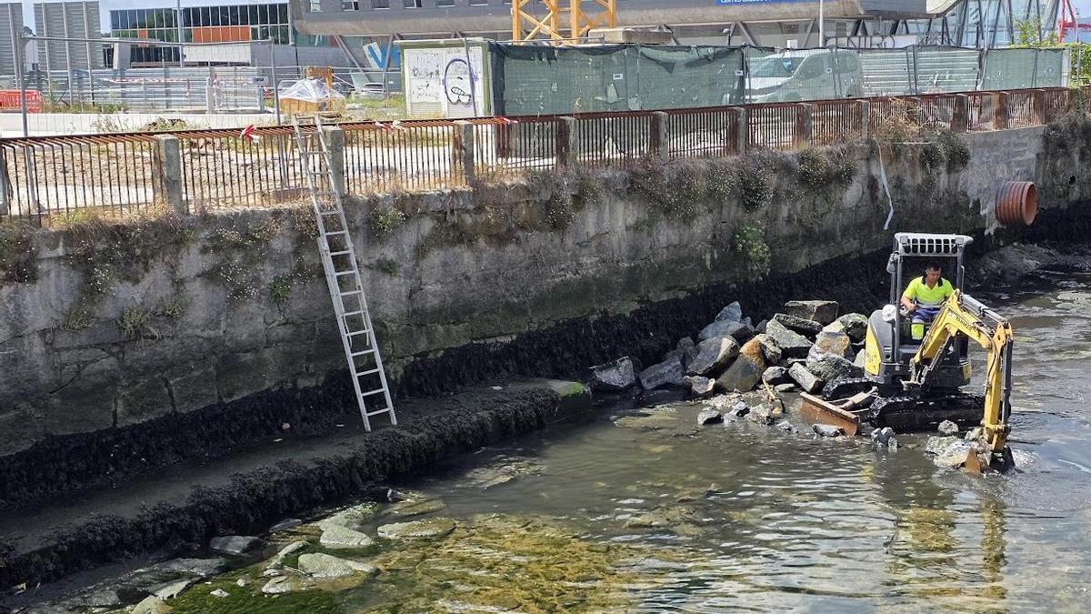 Un operario la semana pasada en el cauce de O Con.