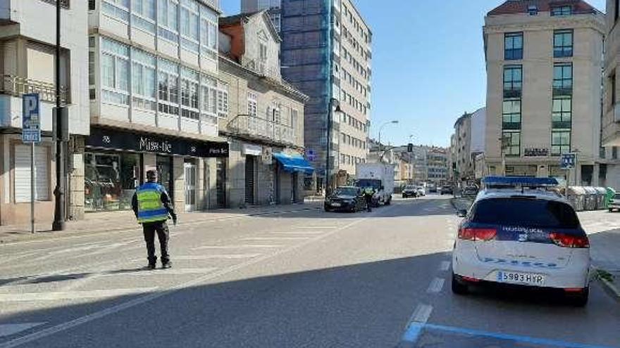 Agentes de Policía Local y Guardia Civil, en el centro de Cangas. // G.N.