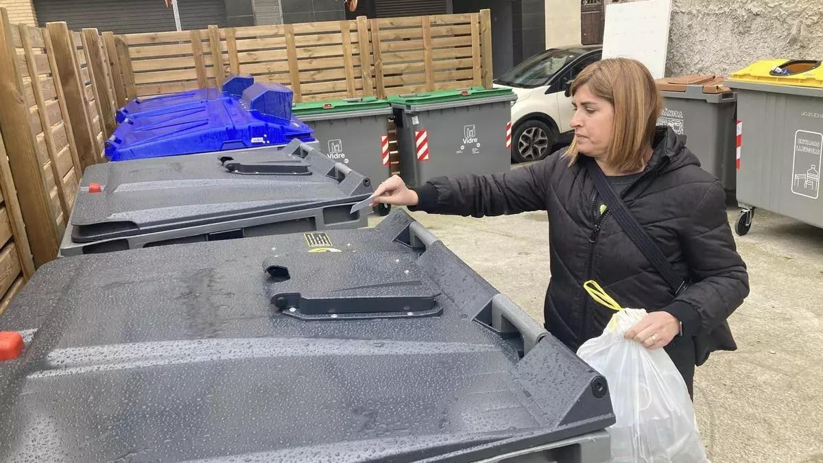 Una vecina de Sallent haiendo uso de uno de los contenedores con la targeta de acceso, que se implantó hace 3 años