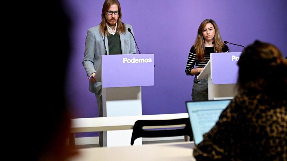 Los portavoces de Podemos, Pablo Fernández y María Teresa Pérez, este lunes en la rueda de prensa.