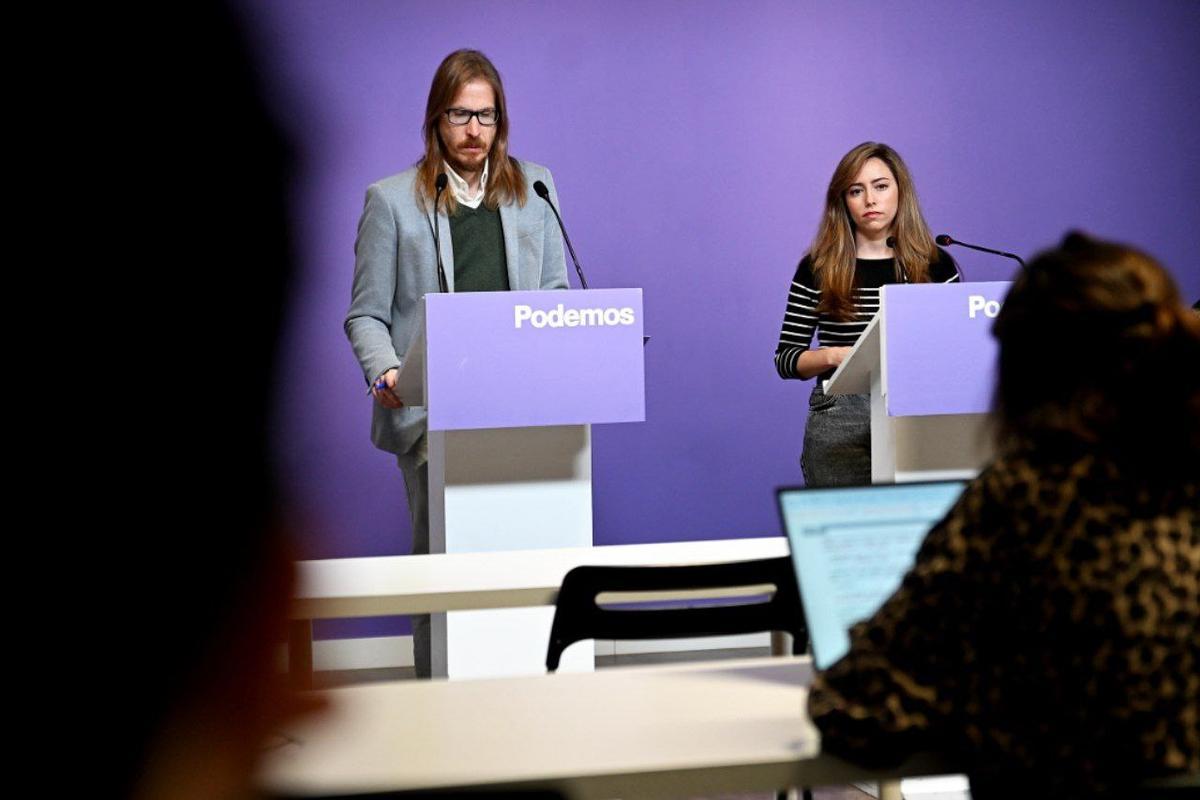 Los portavoces de Podemos, Pablo Fernández y María Teresa Pérez, este lunes en la rueda de prensa.