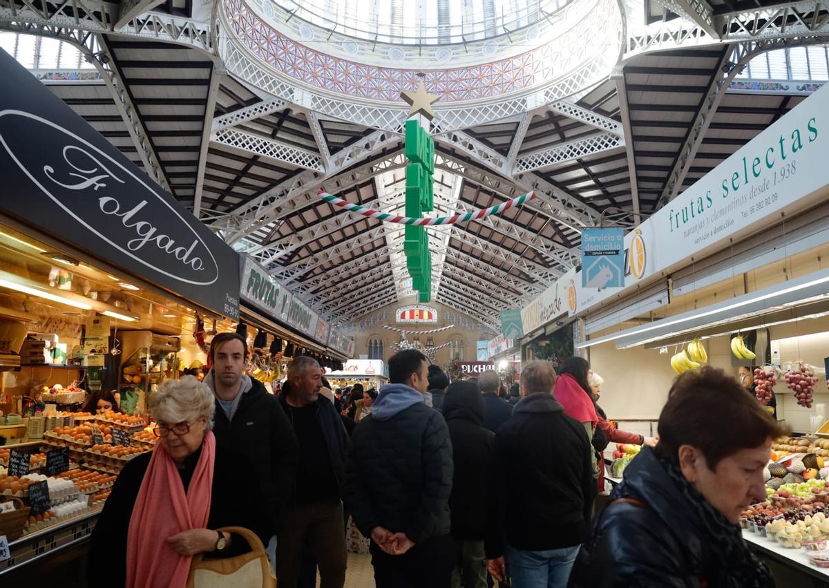 València se prepara para la Nochebuena: el Mercado Central, lleno