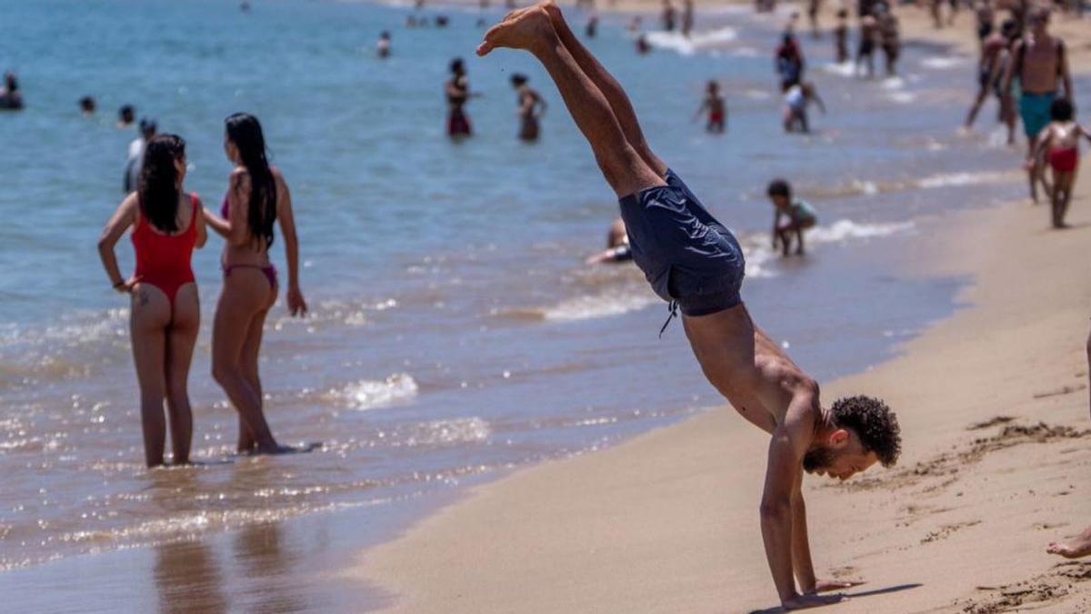Banyistes a la platja de Barcelona, ahir. | JORDI OTIX Banyistes a la platja de Barcelona, ahir. | JORDI OTIX