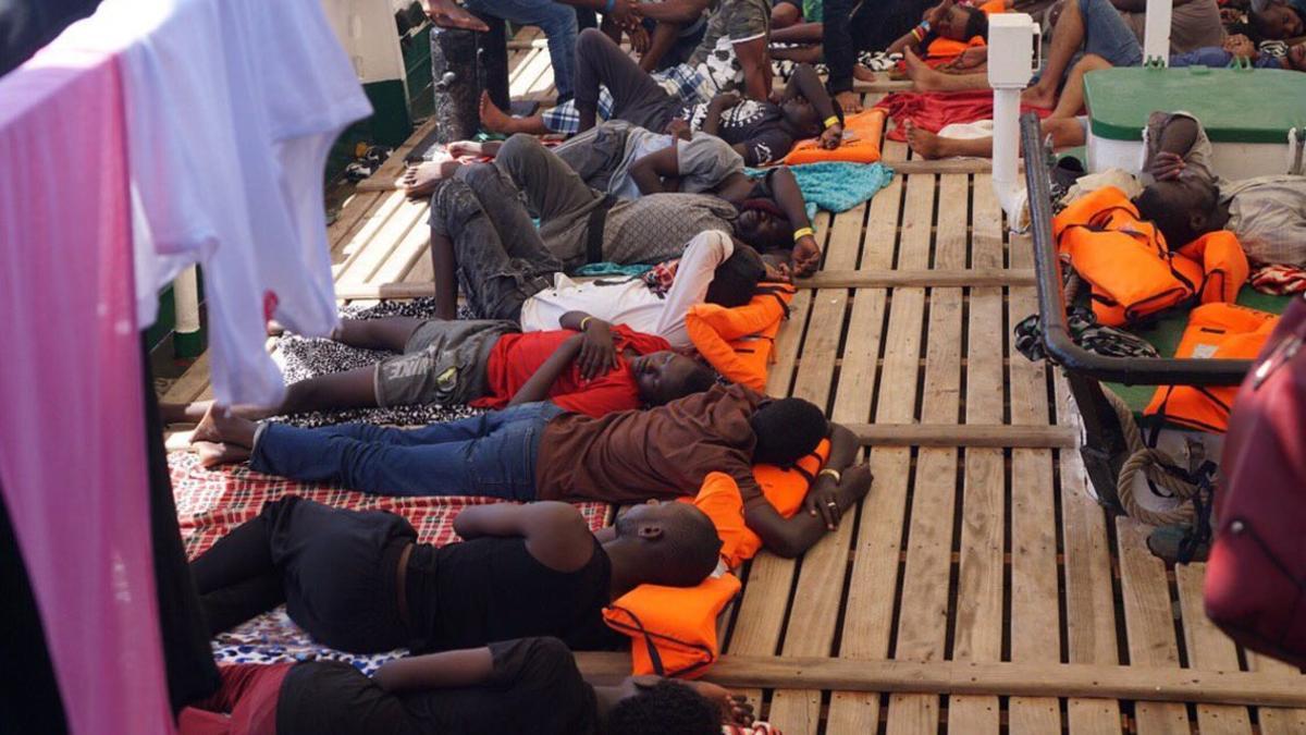 Refugiados a bordo del 'Open Arms', a la espera de puerto seguro.