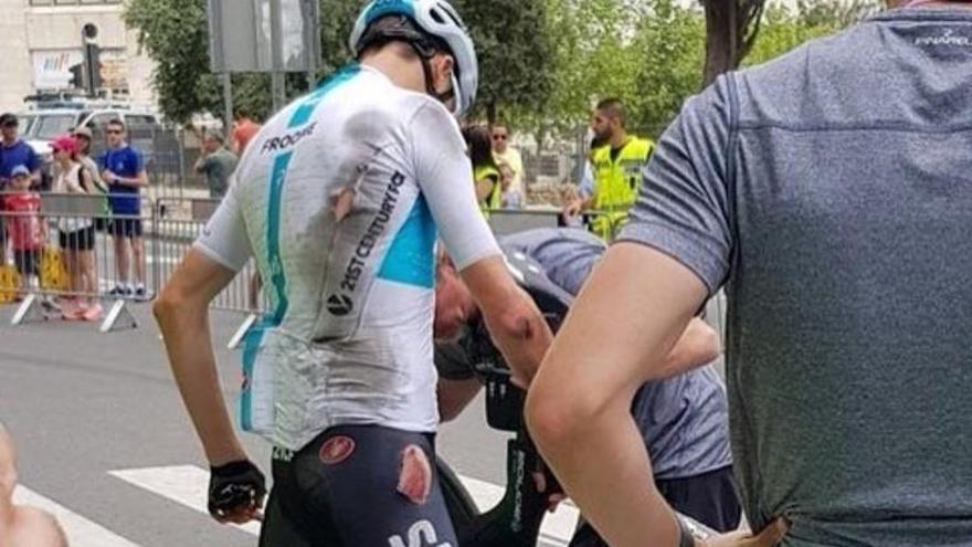 Aparatosa caída de Froome entrenando la contrarreloj inicial del Giro en Israel