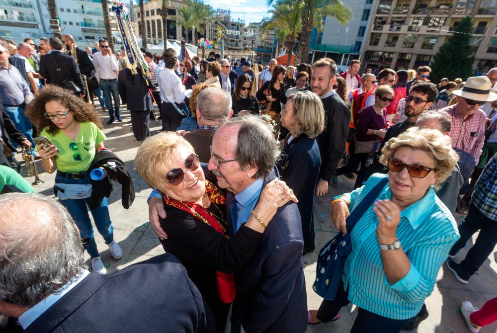 Las bandas marcan el ritmo del arranque de las fiestas de Benidorm.