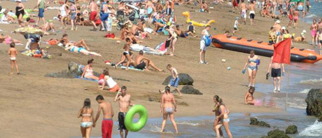 Turistas disfrutando de la playa en Canarias.