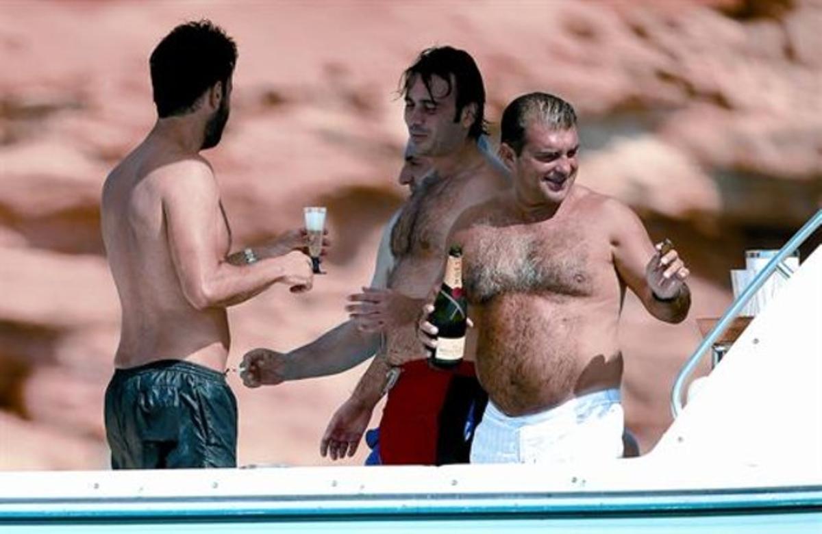 Joan Laporta, dissabte passat, amb un puro i xampany francès, al iot d’uns amics, a Formentera. Joan Laporta, dissabte passat, amb un puro i xampany francès, al iot d’uns amics, a Formentera.