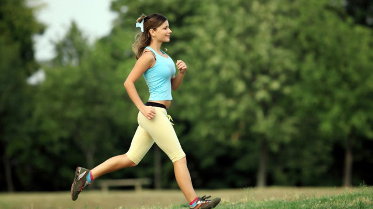 Una mujer practica 'footing' en el parque.