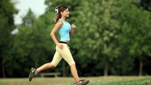 Una mujer practica ’footing’ en el parque.