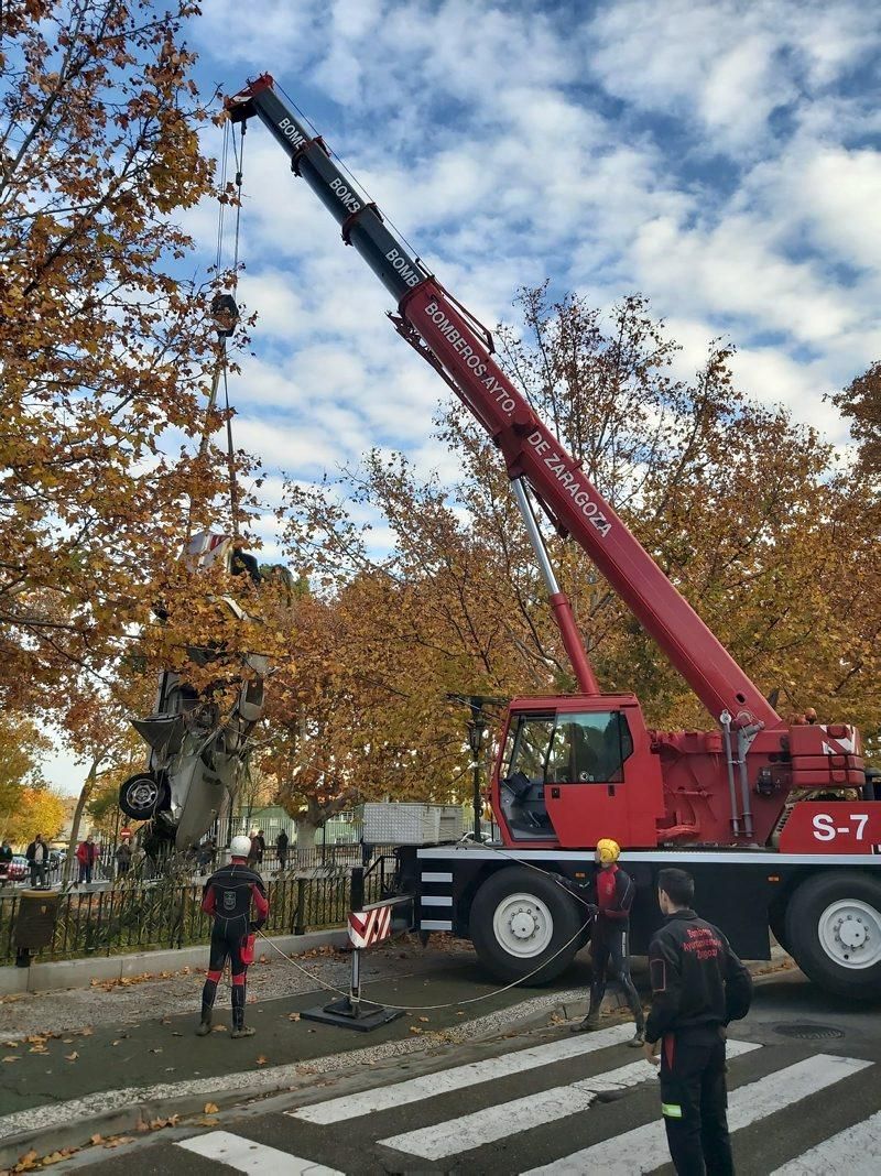 Los Bomberos de Zaragoza sacan un vehículo del canal