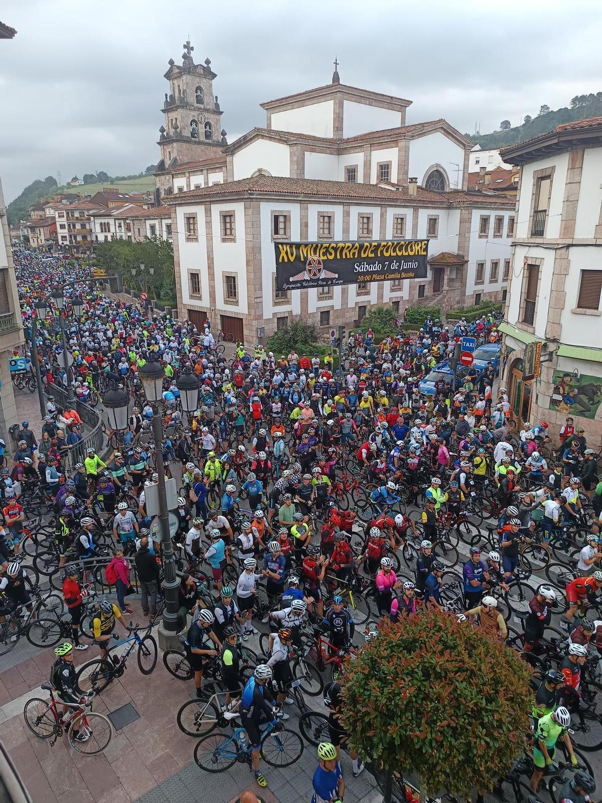 Cicloturistas en Cangas de Onís, inestantes antes de la salida.