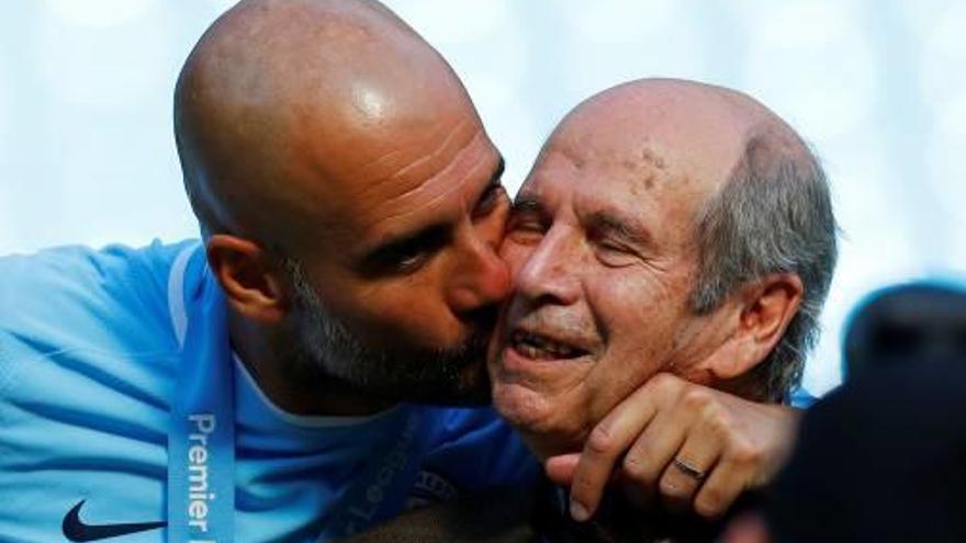 Pep Guardiola fa un petó al seu pare, Valentí, en la celebració d&#039;ahir