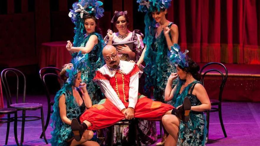 El tenor Eduardo Santamaría, como Pérez, con la soprano Ruth Iniesta detrás, en el rol de Teresita, y, rodeándolos, las cuatro pantaloneras.