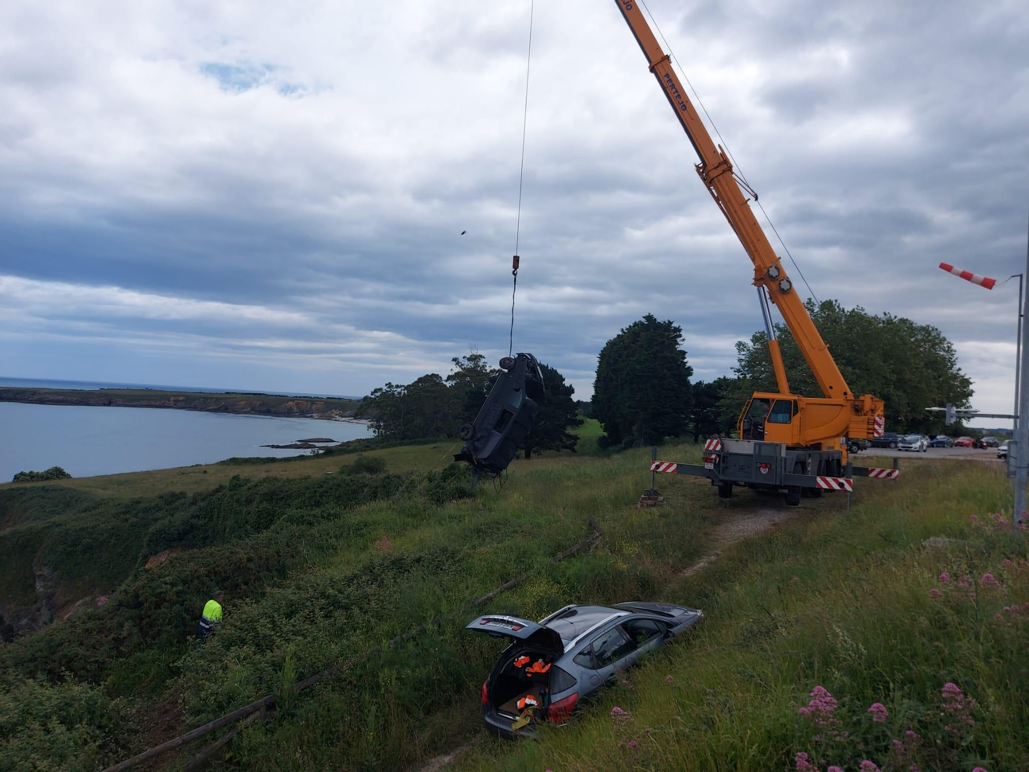 En imágenes: Así fue el rescate del coche que cayó a la ría del Eo por un despiste del conductor