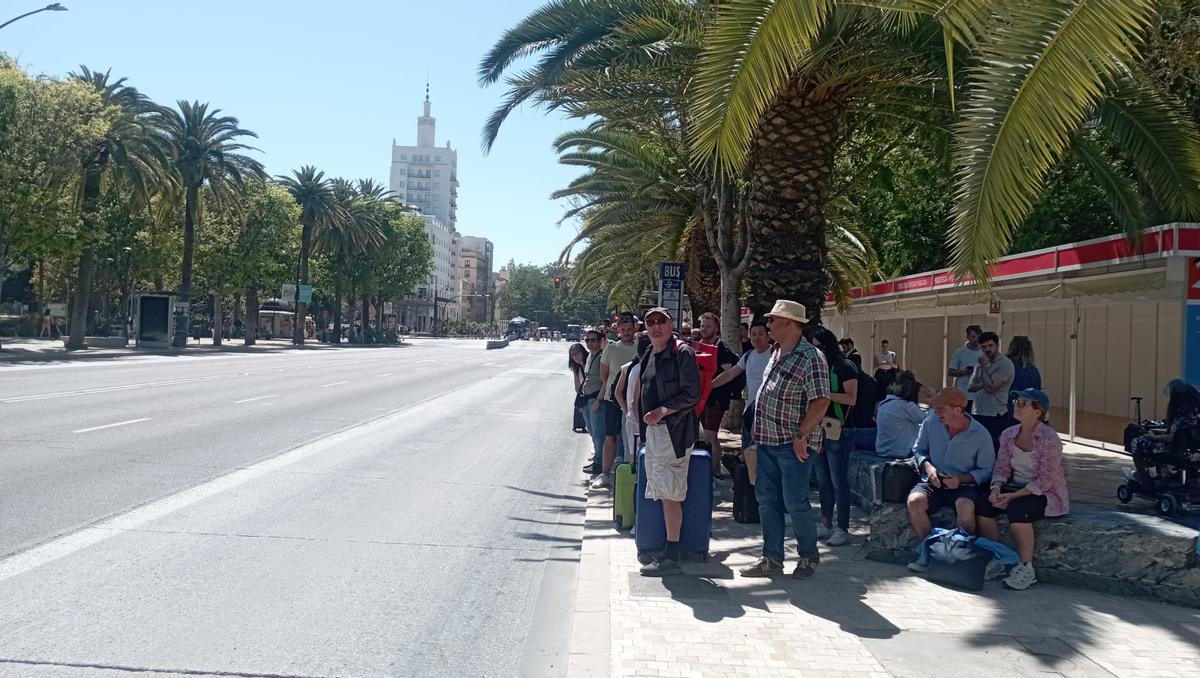 Viajeros en la parada de la línea exprés del aeropuerto de la EMT del Paseo del Parque