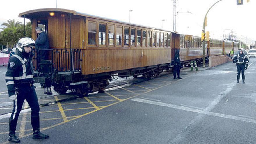 Un menor de 17 años, muy grave al ser arrollado por el tren de Sóller en Palma