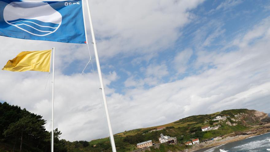 Estas son las 14 playas asturianas (y un puerto deportivo) en las que ondeará la bandera azul este verano