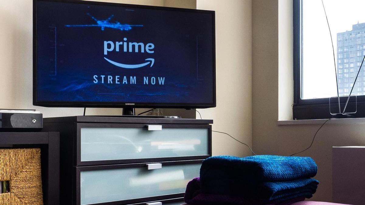 Un televisor con Amazon puesto.