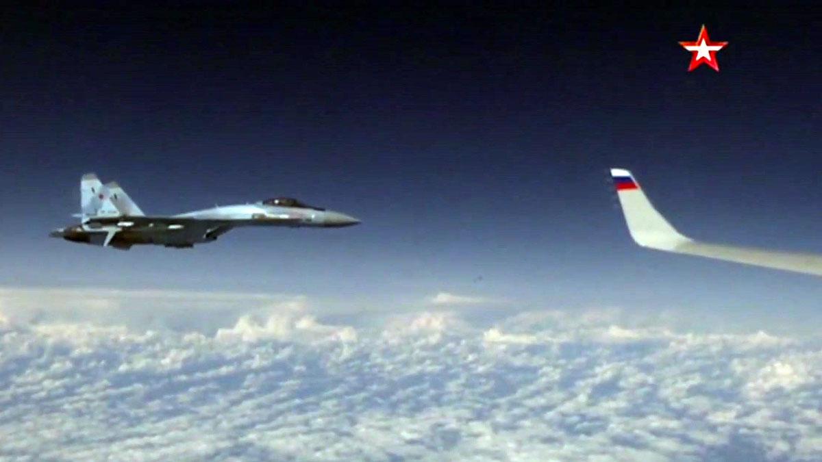 Un F18 de la OTAN se acerca a un avión donde viaja el ministro de defensa ruso.