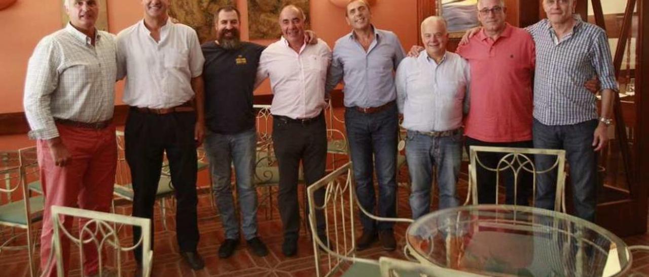 Moncho Cid, Alberto Abalde, Jenaro Vázquez, Rafael Bóveda, Julio Bernárdez, Fernando Pérez, Suso Cobián y Tonecho Lorenzo, que participan en la organización del homenaje. // José Lores