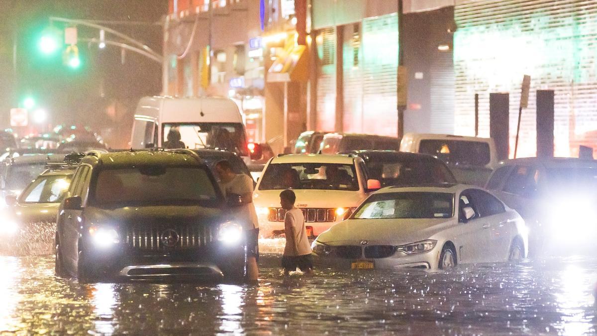 Cotxes atrapats als carrers de Nova York pel pas de la tormenta Ida a la ciutat