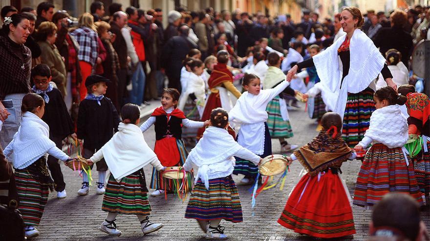 El domingo anterior a la Cabalgata de Reyes se lleva a cabo el desfile Les Pastoretes.