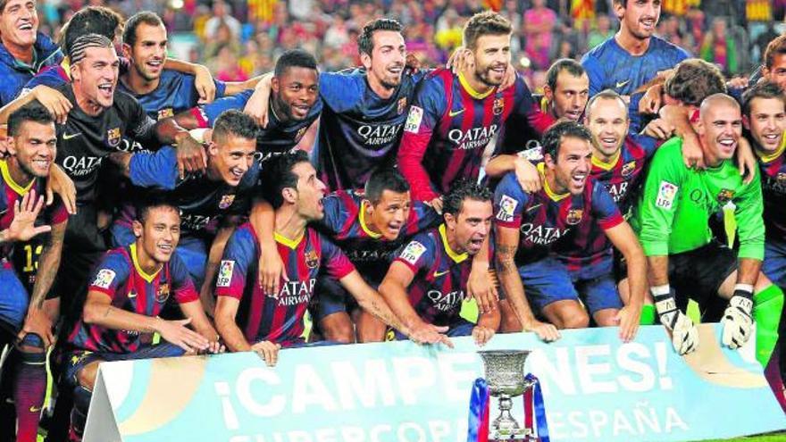 Los jugadores del Barcelona posan anoche con el trofeo de la Supercopa de España conquistada ante el Atlético de Madrid.
